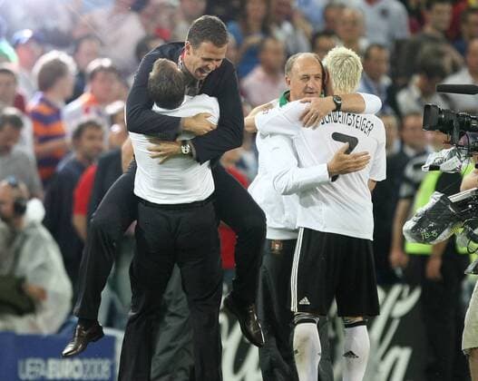 Teammanager Oliver Bierhoff (hi.li.) jubelt mit Co Trainer Hans Dieter Flick während Bastian Schweinsteiger (alle Deutschland, re.) Glückwünsche von Nationaltrainer Luiz Felipe Scolari (Portugal) entgegen nimmt Fußball EM Herren Euro 2008, Länderspiel, Viertelfinale, Nationalteam, Nationaltrikot, Portugal - Deutschland 2:3 Gruppe Basel Freude,