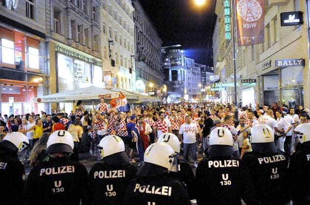Polizeikräfte versuchen die aufgebrachten kroatischen Fans auf der Fanmeile am Stephansplatz unter Kontrolle zu halten -  Fußball EM Herren EURO 2008, Länderspiel, Nationalmannschaft, Fanmeile, Fanzone, Fan Zone Totale Wien
