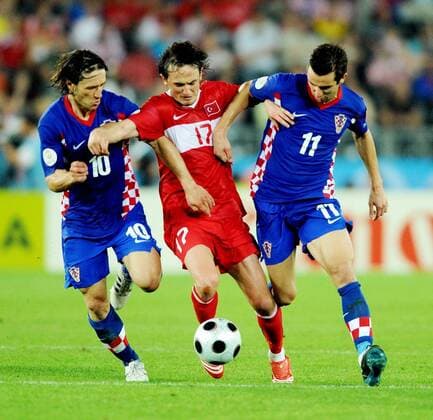 Tuncay Sanli (Türkei, Mitte) gegen Niko Kovac (li.) und Darijo Srna (beide Kroatien) Fußball EM Herren Euro 2008, Länderspiel, Nationalteam, Viertelfinale, Nationaltrikot, Kroatien - Türkei 2:4 n.E. Gruppe Wien Dynamik,