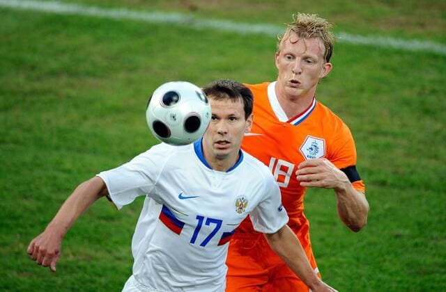 Konstantin Zyryanov (Rußland, li.) gegen Dirk Kuyt (Niederlande) - Fußball EM Herren EURO 2008, Länderspiel, Nationalmannschaft, Nationaltrikot, Viertelfinale Gruppe Basel Dynamik,
