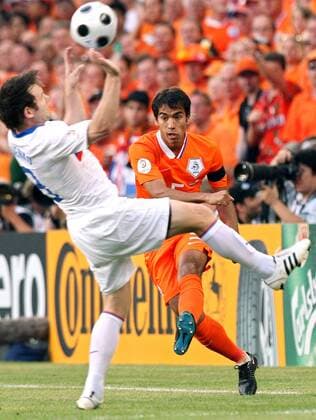 Giovanni van Bronckhorst (Niederlande, re.) im Duell -  Fußball EM Herren EURO 2008, Länderspiel, Nationalmannschaft, Nationaltrikot, Viertelfinale Gruppe Basel Dynamik,
