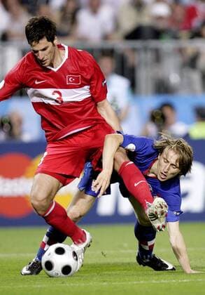 Hakan Balta (Türkei, li.) gegen Luka Modric (Niederlande) -  Fußball EM Herren Euro 2008, Länderspiel, Nationalteam, Viertelfinale, Nationaltrikot, Kroatien - Türkei 2:4 n.E. Gruppe Wien Dynamik,
