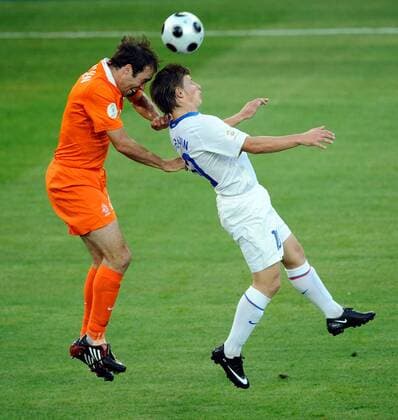Joris Mathijsen (Niederlande, li.) gegen Andrei Arshavin (Russland) - Fußball EM Herren Euro 2008, Länderspiel, Nationalteam, Nationaltrikot, Viertelfinale, Niederlande - Russland Gruppe Basel Dynamik, Höhe, Kampf,