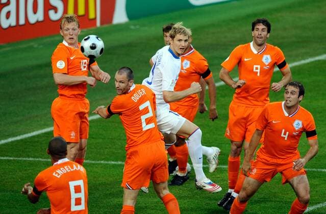 Roman Pavlyuchenko (Russland, Mitte) im Duell - Fußball EM Herren Euro 2008, Länderspiel, Nationalteam, Nationaltrikot, Viertelfinale, Niederlande - Russland Gruppe Basel Dynamik,