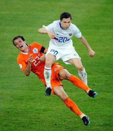 Rafael van der Vaart (Niederlande, li.) gegen Igor Semshov (Russland) - Fußball EM Herren Euro 2008, Länderspiel, Nationalteam, Nationaltrikot, Viertelfinale, Niederlande - Russland Gruppe Basel Dynamik, Kampf,