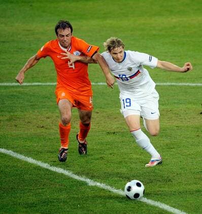 Joris Mathijsen (Niederlande, li.) gegen Roman Pavlyuchenko (Russland) - Fußball EM Herren Euro 2008, Länderspiel, Nationalteam, Nationaltrikot, Viertelfinale, Niederlande - Russland Gruppe Basel Dynamik,