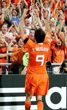 Ruud van Nistelrooy (Niederlande) jubelt mit den Fans -  Fußball EM Herren Euro 2008, Länderspiel, Viertelfinale, Nationalteam, Nationaltrikot Gruppe Basel Begeisterung, Freude,