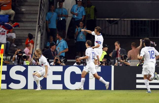 Torschütze Roman Pavlyuchenko (Rußland, li.) jubelt mit seinen Teamkollegen -  Fußball EM Herren Euro 2008, Länderspiel, Viertelfinale, Nationalteam, Nationaltrikot Gruppe Basel Begeisterung, Freude,