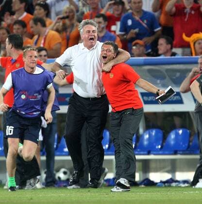 Nationaltrainer Guus Hiddink (Mitte) und Co Trainer Igor Korneev (re., beide Rußland) jubeln über den Halbfinaleinzug bei der Euro 2008 Fußball EM Herren Euro 2008, Länderspiel, Viertelfinale, Nationalteam Gruppe Basel Begeisterung, Freude,