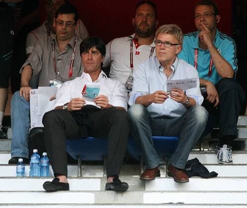 Bundestrainer Joachim Löw (li.) und DFB Chefscout Urs Siegenthaler (beide Deutschland) zu Besuch beim EM Viertelfinale in Basel Fußball EM Herren Euro 2008, Länderspiel, Viertelfinale, Nationalteam Gruppe Basel Nachdenklichkeit,