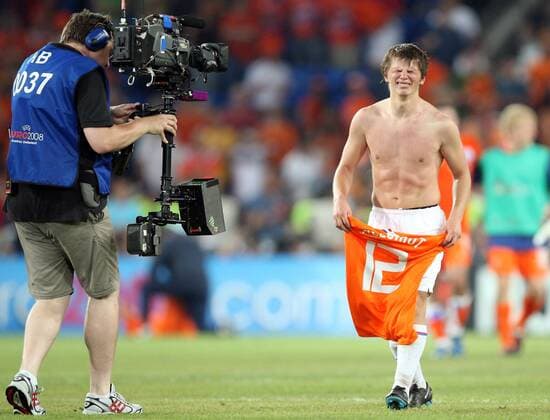 Andrei Arshavin (Rußland) nach dem Erreichen des EM Halbfinales von Emotionen überwältigt -  Fußball EM Herren EURO 2008, Länderspiel, Nationalmannschaft, Nationaltrikot Viertelfinale Gruppe premiumd Basel Glück, Freude, Begeisterung,