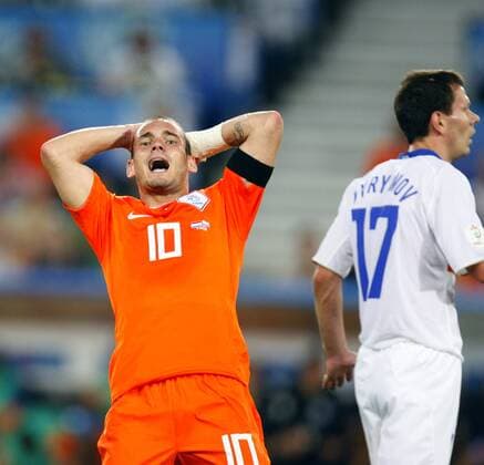 Wesley Sneijder (Niederlande) verzweifelt, daneben Konstantin Zyryanov (Russland) Fußball EM Herren EURO 2008, Länderspiel, Viertelfinale, Nationalteam, Nationaltrikot, Niederlande - Russland 1:3 n.V. Gruppe Basel Enttäuschung,