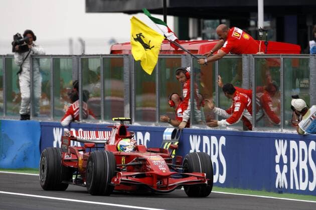Ferrai Crew jubelt über den Sieg von Felipe Massa (Brasilien Ferrari) beim GP von Frankreich 2008 Motorsport Grand Prix Herren Großer Preis von Frankreich 2008, Formel 1 Weltmeisterschaft, F1, F, GP, WM Totale Magny Cours Freude,