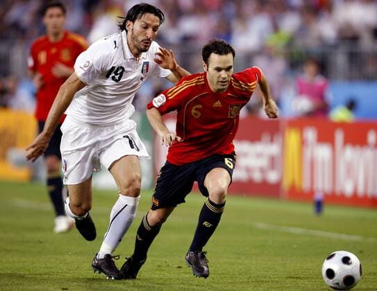 Andres Iniesta (Spanien, re.) Gianluca Zambrotta (Italien) -  Fußball Länderspiel Herren EURO 2008, EM, Nationalteam, Nationaltrikot, Gruppe Viertelfinale Wien Dynamik, Kampf,