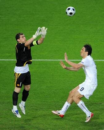 Torwart Iker Casillas (Spanien, li.) gegen Luca Toni (Italien) - Fußball EM Herren Euro 2008, Länderspiel, Nationalteam, Nationaltrikot, Spanien - Italien Gruppe Viertelfinale Wien Dynamik,