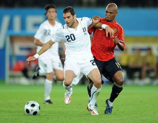 Simone Perrotta (Italien, li.) gegen Marcos Senna (Spanien) - Fußball EM Herren Euro 2008, Länderspiel, Nationalteam, Nationaltrikot, Viertelfinale, Spanien - Italien Gruppe Wien Dynamik,