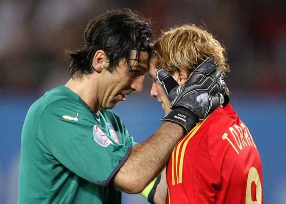 Torwart Gianluigi Buffon (Italien, li.) und Fernando Torres (Spanien) kommen sich näher Fußball EM Herren Euro 2008, Länderspiel, Nationalteam, Nationaltrikot, Viertelfinale, Spanien Vdig Gruppe Wien Harmonie