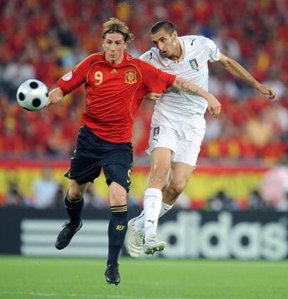 Fernando Torres (Spanien, li.) gegen Giorgio Chiellini (Italien) - Fußball Länderspiel Herren EURO 2008, EM, Nationalteam, Nationaltrikot, Viertelfinale, Spanien - Italien Gruppe Wien Dynamik, Kampf,