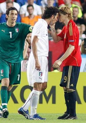Fernando Torres (Spanien, re.) - Rangelei mit Fabio Grosso, Torwart Gianluigi Buffon (beide Italien) eilt zu Hilfe -  Fußball Länderspiel Herren EURO 2008, EM, Nationalteam, Nationaltrikot, Viertelfinale, Spanien - Italien Gruppe Wien Spannung,