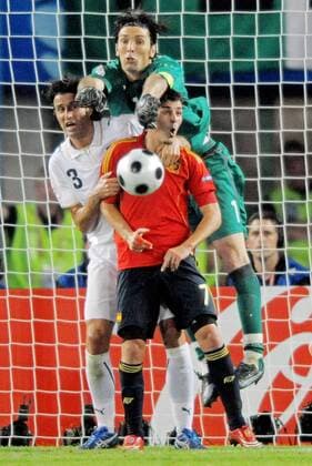 Torwart Gianluigi Buffon (Mitte) und Fabio Grosso (beide Italien, li.) gegen David Villa (Spanien) Fußball EM Herren Euro 2008, Länderspiel, Nationalteam, Nationaltrikot, Viertelfinale, Spanien - Italien 4:2 n.E. Vdig Gruppe Wien Dynamik,