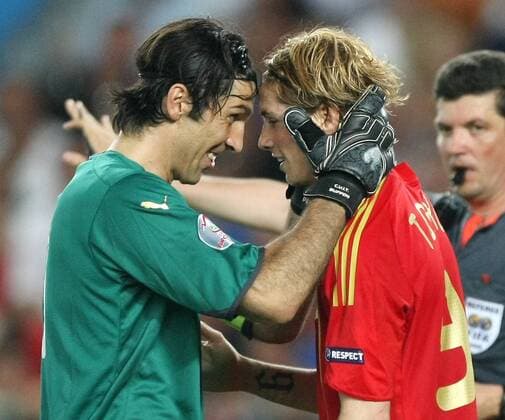 Torwart Gianluigi Buffon (Italien, li.) und Fernando Torres (Spanien) kommen sich nahe Fußball EM Herren Euro 2008, Länderspiel, Nationalteam, Nationaltrikot, Viertelfinale, Spanien - Italien 4:2 n.E. Vdig Gruppe Wien