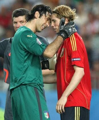 Torwart Gianluigi Buffon (Italien, li.) und Fernando Torres (Spanien) kommen sich nahe Fußball EM Herren Euro 2008, Länderspiel, Nationalteam, Nationaltrikot, Viertelfinale, Spanien - Italien 4:2 n.E. Vdig Gruppe Wien