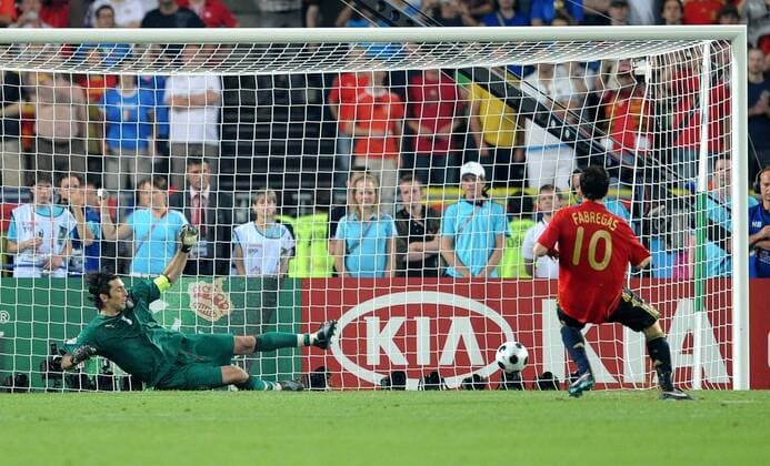 Cesc Fabregas (Spanien, re.) verwandelt den entscheidenden Elfmeter gegen Torwart Gianluigi Buffon (Italien) - Fußball EM Herren Euro 2008, Länderspiel, Nationalteam, Nationaltrikot, Viertelfinale, Spanien - Italien 4:2 n.E. Vdig Gruppe Wien
