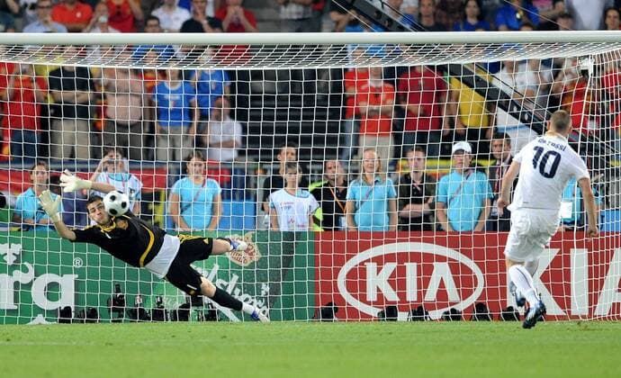 Torwart Iker Casillas (Spanien, li.) pariert den Elfmeter von Daniele de Rossi (Italien) - Fußball EM Herren Euro 2008, Länderspiel, Nationalteam, Nationaltrikot, Viertelfinale, Spanien - Italien 4:2 n.E. Vdig Gruppe Wien Dynamik,