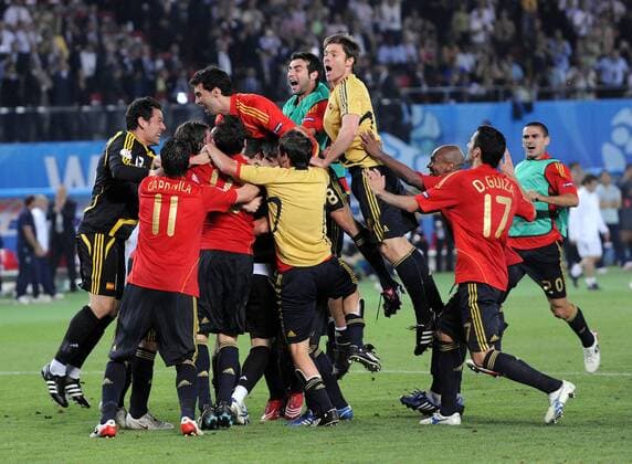 Schlussjubel Spanien nach dem Halbfinaleinzug - Fußball EM Herren Euro 2008, Länderspiel, Nationalteam, Nationaltrikot, Viertelfinale, Vdig Gruppe Wien Freude, Begeisterung,
