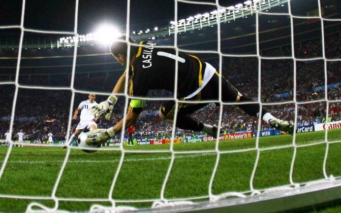 Torwart Iker Casillas (Spanien) während des Elfmeterschießens gegen Antonio Di Natale (Italien) Fußball EM Herren Euro 2008, Länderspiel, Nationalmannschaft, Nationaltrikot, Spanien - Italien 4:2 n. E. Gruppe o0 Viertelfinale Wien