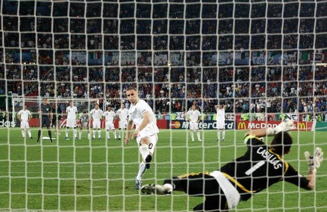 Daniele De Rossi (Italien, li.) tritt im Elfmeterschießen gegen Torwart Iker Casillas (Spanien) an -  Fußball EM Herren Euro 2008, Länderspiel, Nationalmannschaft, Nationaltrikot, Spanien - Italien 4:2 n. E. Gruppe o0 Viertelfinale Wien