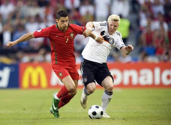 Cristiano Ronaldo (Portugal, li.) gegen Bastian Schweinsteiger (Deutschland) Fußball EM Herren EURO 2008, Länderspiel, Nationalteam, Nationaltrikot, Viertelfinale, Portugal -Deutschland Gruppe Basel Dynamik,