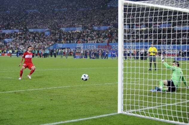 Hamit Altintop (Türkei) verwandelt gegen Torwart Stipe Pletikosa (Kroatien) den Elfmeter zum 4:2 Endstand Fußball EM Herren EURO 2008, Länderspiel, Viertelfinale, Nationalteam, Nationaltrikot, Kroatien - Türkei 2:4 n.E. Totale Wien