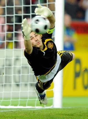 Torwart Iker Casillas (Spanien) pariert einen Elfmeter Fußball EM Herren Euro 2008, Länderspiel, Nationalteam, Viertelfinale, Nationaltrikot, Einzelbild Wien Dynamik, Abwehr,