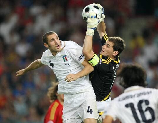 Torwart Iker Casillas (Spanien, re.) gegen Giorgio Chiellini (Italien) Fußball EM Herren Euro 2008, Länderspiel, Nationalteam, Viertelfinale, Nationaltrikot, Spanien - Italien 4:2 n.E. Vdig Gruppe Wien Dynamik,