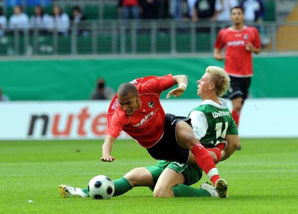Daniel Williams (Freiburg U19, li.) gegen Kevin Kluk (Wolfsburg) Fußball Herren A Junioren Bundesliga 2007 2008, U19, U 19, Finale, VfL Wolfsburg - SC Freiburg 0:2 Gruppe o0 Jugend, Nachwuchs Wolfsburg Dynamik, Kampf,