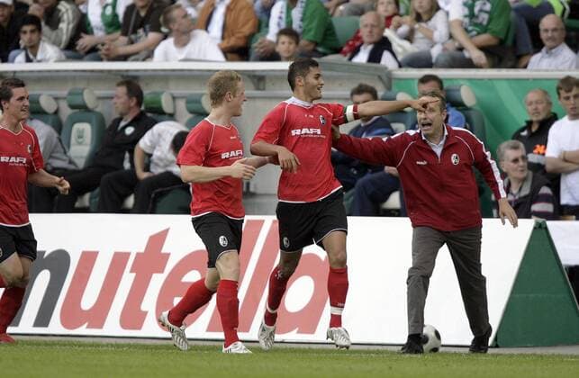 Torjubel Freiburg U19, u.a.: Torschütze Rahman Soyudogru (2.v.re.) und Trainer Christian Streich (re.) Fußball Herren A Junioren Bundesliga 2007 2008, U19, U 19, Finale, VfL Wolfsburg - SC Freiburg 0:2 Gruppe o0 Jugend, Nachwuchs Wolfsburg Freude,