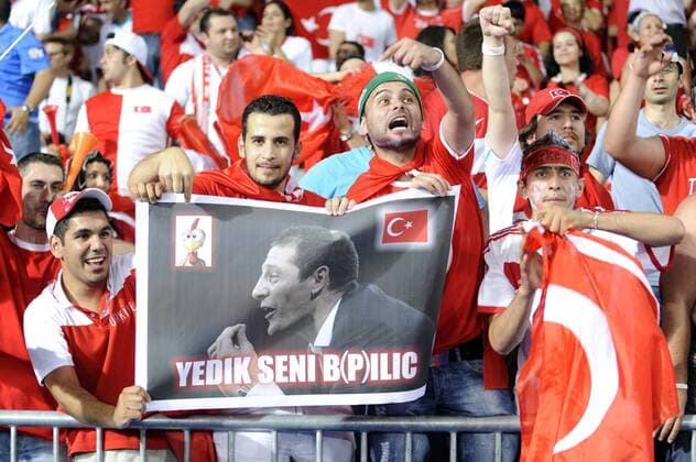 Türkische Fans präsentieren ein Plakat mit dem Foto von Nationaltrainer Slaven Bilic (Kroatien) und dem Schriftzug: Yedik Seni B(P)ilic Fußball EM Herren Euro 2008, Länderspiel, Viertelfinale, Nationalmannschaft, Kroatien - Türkei 1:3 i.E. Gruppe Wien