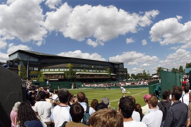 Auf den Nebenplätzen beobachten zahlreiche Zuschauer das Geschehen bei den All England Championships 2008 Tennis Herren All England Championships 2008, Grand Slam, WTA Tour Totale Wimbledon London