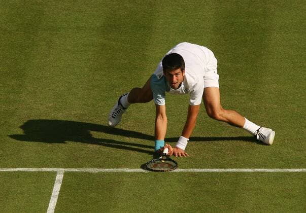 Novak Djokovic (Serbien) strauchelt Tennis Herren All England Championships 2008, Grand Slam, ATP Tour Einzelbild Wimbledon London