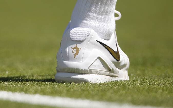 Auf dem Nike Zoomair Tennisschuh von Roger Federer (Schweiz) ist Wimbledon Trophäe zu sehen, die er 5 mal in Folge gewann Tennis Herren All England Championships 2008, Grand Slam, ATP Tour Einzelbild Wimbledon London