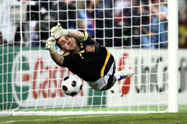 Torwart Iker Casillas (Spanien) pariert einen Elfmeter -  (pan26583) Fußball EM Herren Euro 2008, Länderspiel, Nationalmannschaft, Nationaltrikot, Viertelfinale Einzelbild Wien Dynamik,