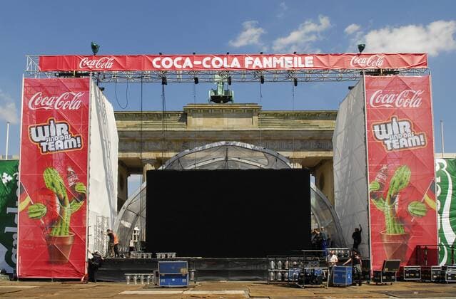 Die Coca Cola Fanmeile am Brandenburger Tor in Berlin wird aufgebaut Fußball EM Herren Euro 2008, Länderspiel, Fanmeile, Fest, public viewing, Totale o0 CocaCola Berlin