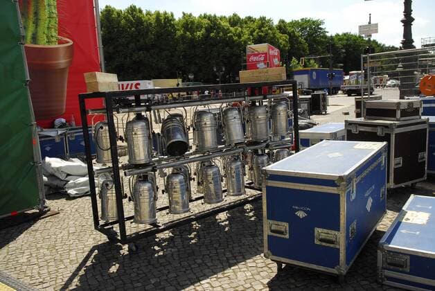 Scheinwerfer Set steht bereit - Die Fanmeile am Brandenburger Tor in Berlin wird aufgebaut Fußball EM Herren Euro 2008, Länderspiel, Fanmeile, Fest, public viewing, Totale Berlin