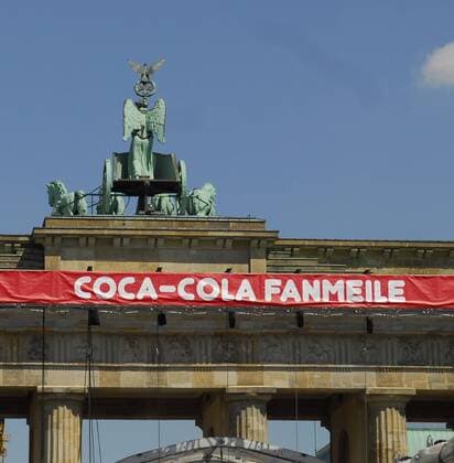 Coca Cola Transparent unter der Quadriga - Die Coca Cola Fanmeile am Brandenburger Tor in Berlin wird aufgebaut Fußball EM Herren Euro 2008, Länderspiel, Fanmeile, Fest, public viewing, Totale o0 CocaCola Berlin