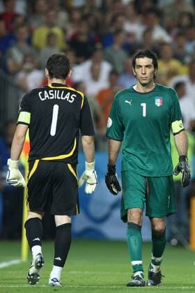 Torwart Gianluigi Buffon (Italien, re.) und Torwartkollege Iker Casillas (Spanien) beim Wechsel während des Elfmeterschießens -  (20080622LG055) Fußball EM Herren Euro 2008, Länderspiel, Nationalteam, Nationaltrikot, Spanien - Italien 4:2 n.E. Gruppe o0 Viertelfinale Wien Spannung,