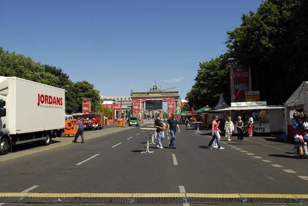 Aufbau der Coca Cola Fanmeile am Brandenburger Tor in Berlin Fußball EM Herren Euro 2008, Länderspiel, Public Viewing, Live Übertragung, Fußballübertragung, Liveübertragung, Totale Berlin
