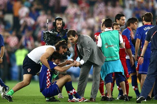 Torwart Rüstü Recber (Türkei, li.) und Nationaltrainer Slaven Bilic (re.) versuchen Vedran Corluka (beide Kroatien) zu trösten -  (pan26586) Fußball EM Herren Euro 2008, Länderspiel, Nationalteam, Nationaltrikot, Kroatien - Türkei 1:3 n.E. Gruppe o0 Viertelfinale Wien Kameradschaft,