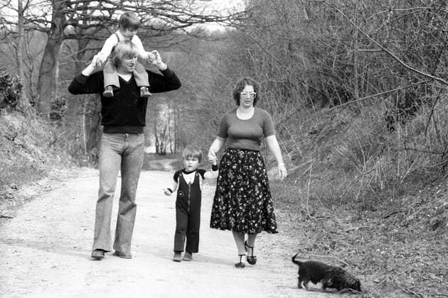 Horst Hrubesch (BR Deutschland HSV) mit Ehefrau, Kindern und Dackel Fußball 1. BL Herren Saison 1979 1980, Hamburger SV, Hamburg, Fotoshooting, Gruppe Kükels