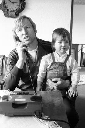 Horst Hrubesch (BR Deutschland HSV) mit Kind Fußball 1. BL Herren Saison 1979 1980, Hamburger SV, Hamburg, Fotoshooting, Fotostory, Homestory Gruppe Kükels